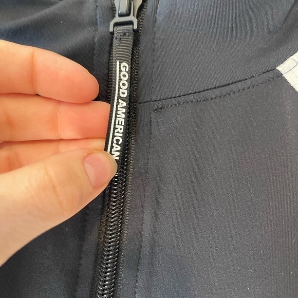 NWT Good American Performance Dual Life Zip Crop Top black/white size 3 - Picture 6 of 12